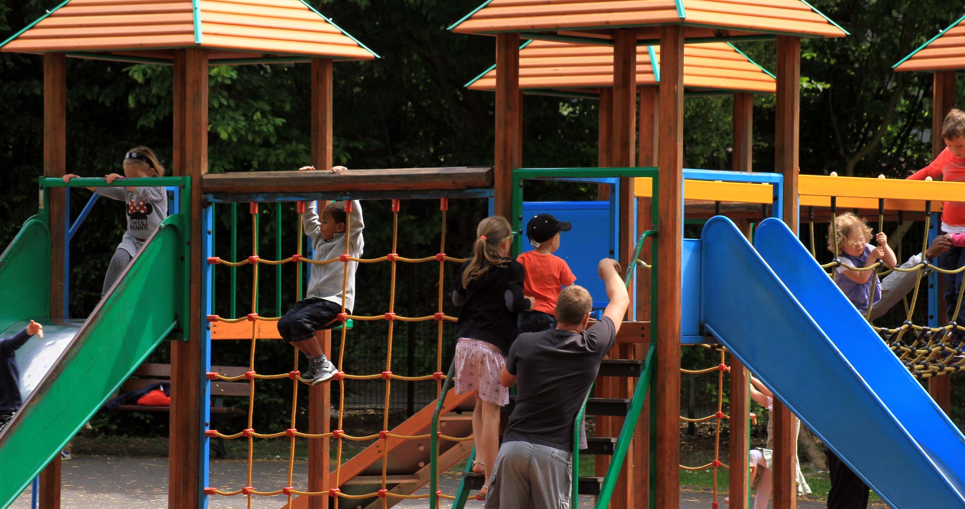 aire de jeux avec des enfants dessus